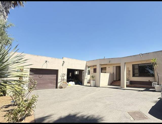 4 BEDROOM HOUSE FOR SALE IN BERGZICHT